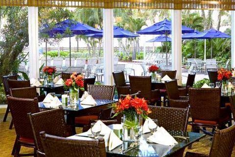 Four Points Sheraton Oceanfront Miami Beach out door dining